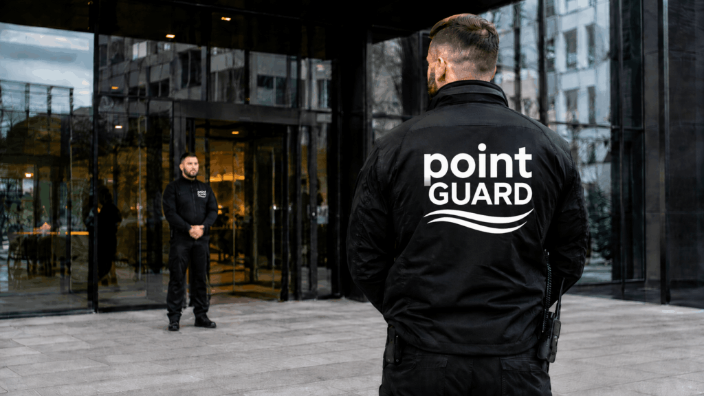 Professioneller Sicherheitsmitarbeiter kontrolliert den Eingang eines Gewerbeobjekts in Dortmund